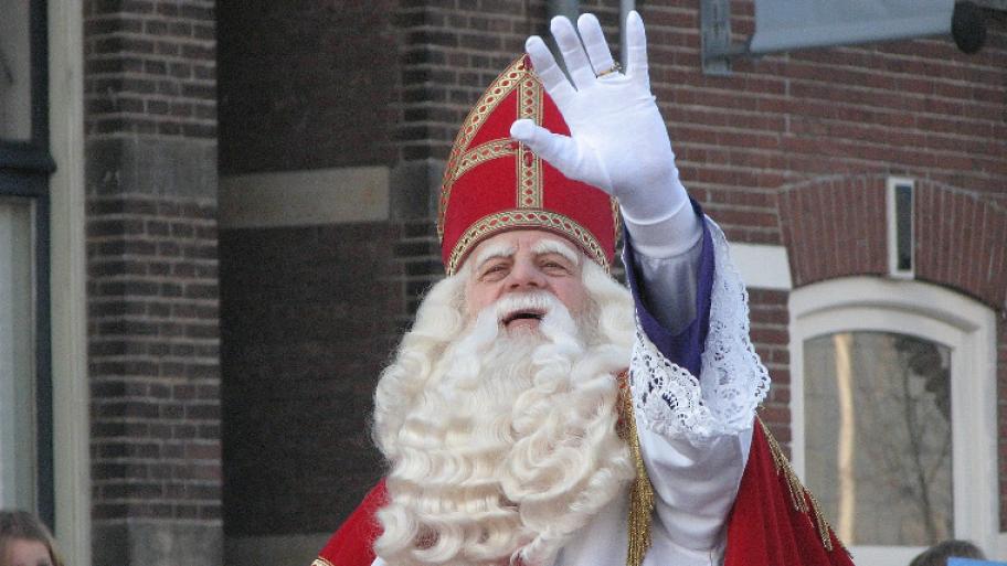 Sinterklaas winkt den Menschen zu