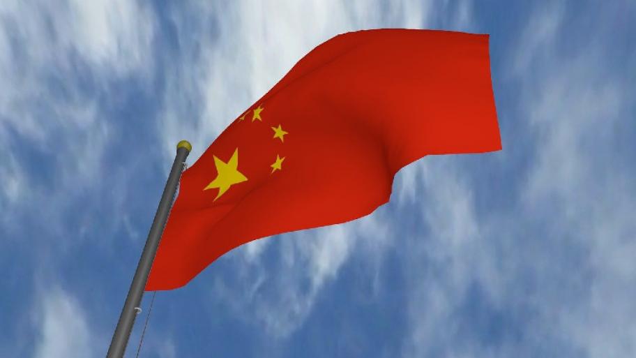 chinesische fahne roter Grund mit gelben Sternen flattert im Wind vor bewölktem Himmel