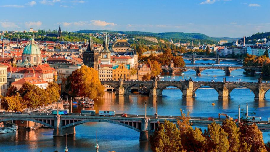 Brücken in Prag, die die zwei Stadtseiten über die Moldau miteinander verbinden