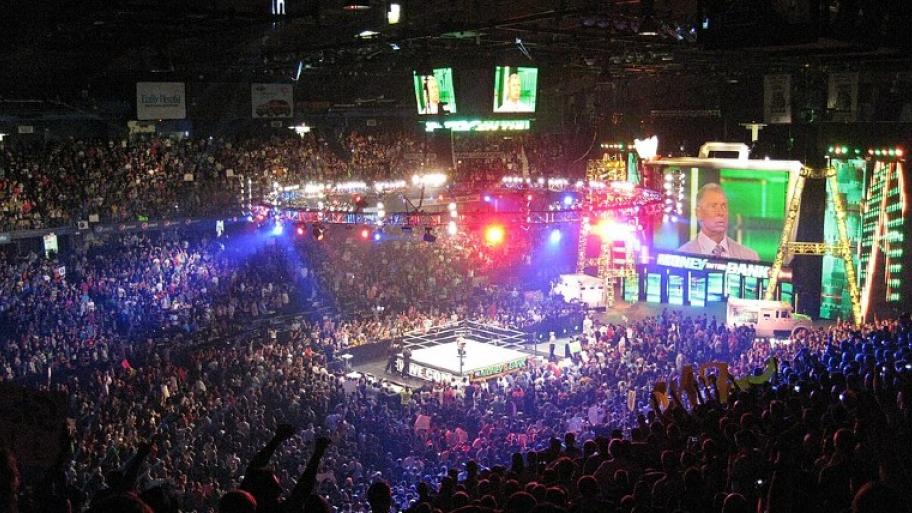 Wrestling Arena mit vielen Menschen und Ring in der Mitte