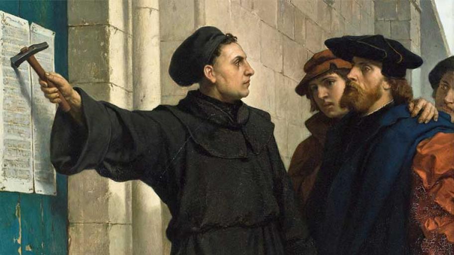 Ein Gemälde: Martin Luther steht an der Tür und hat einen Hammer in der Hand, damit zeigt er auf angeheftetes Papier, vor im stehen drei Männer