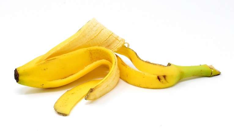 Bananenschale auf weißem Untergrund