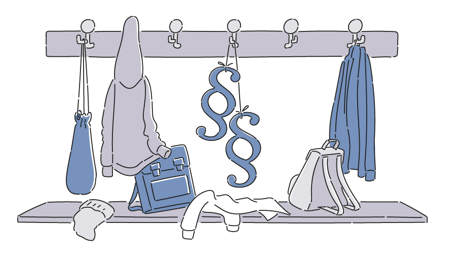 An einer Garderobe hängen Jacken, Turnbeutel und es liegen Rucksäcke und Kleidung auf einer Bank darunter. An der Garderobe hängen außerdem zwei Paragraphen.