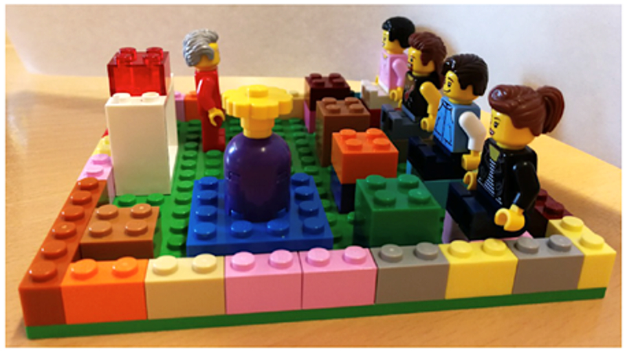 Ein Foto von Legofiguren, die das Recht auf Bildung darstellen.