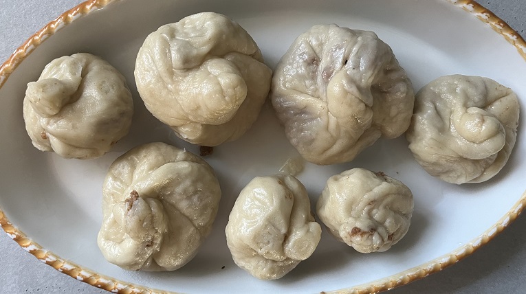 Sieben Teigtaschen fertig in einer Auflaufform