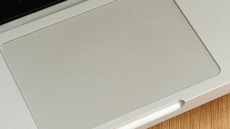 Nahansicht Touchpad eines Laptops, silber, rechteckige Fläche