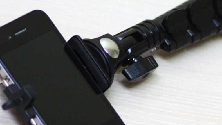 Nahansicht Selfie-Stick: Handy in Handyhalterung, langer Arm in schwarz