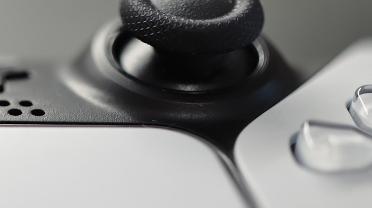 Nahansicht Controller einer Spielekonsole mit Joystick und Pfeiltasten