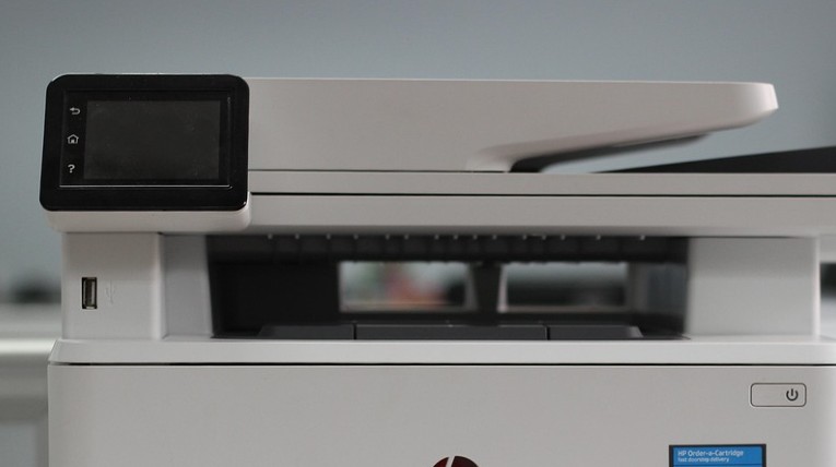 Nahansicht Drucker weiß mit digitaler Anzeige
