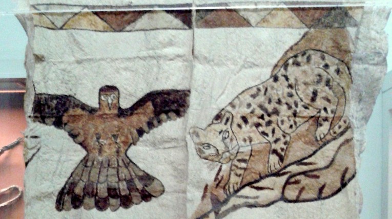 Ein Stück Stoff zeigt einen Adler und eine Raubkatze.