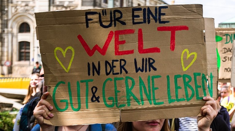 Demoplakat mit der Aufschrift "Für eine Welt in der wir gut und gerne leben"