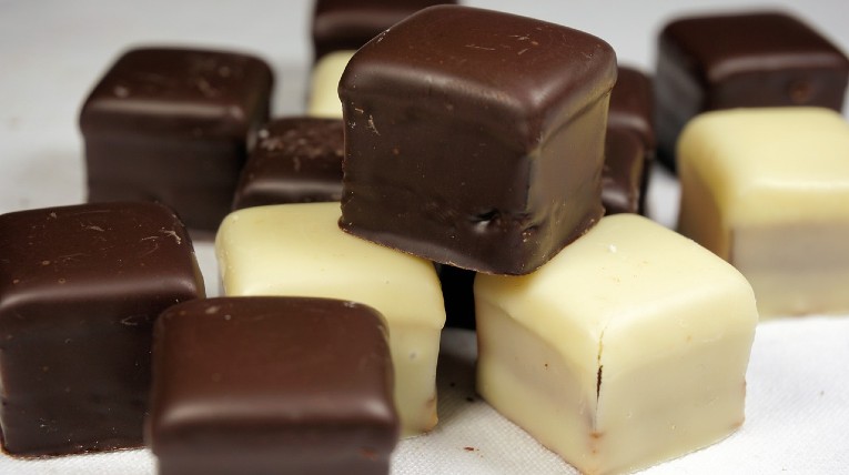 Dominosteine in mit Zartbitterschokolade und weißer Schokolade