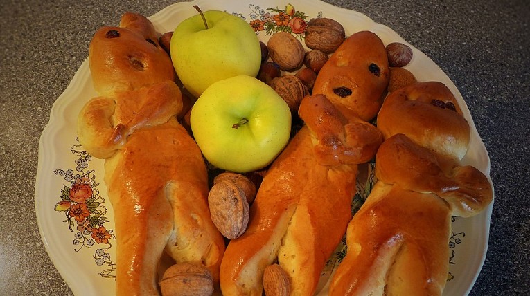 Gebäck in Form eines Lebkuchens auf Teller 