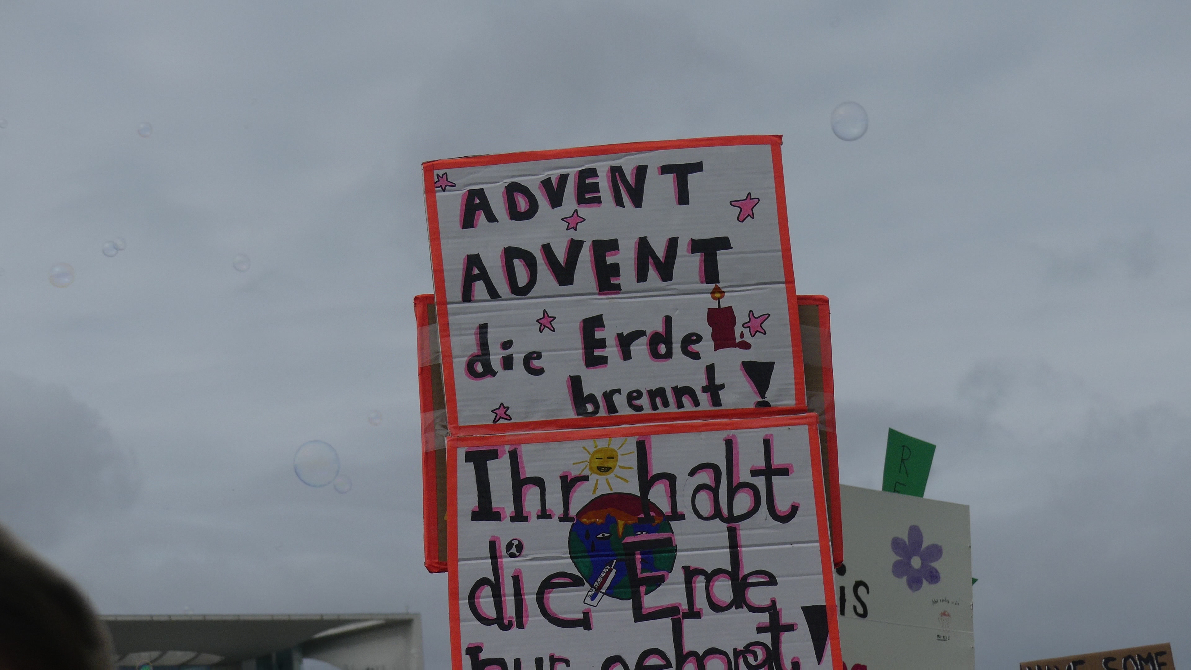 Ein Demonstrationsschild mit der Aufschrift "Advent Advent die Erde brennt!"