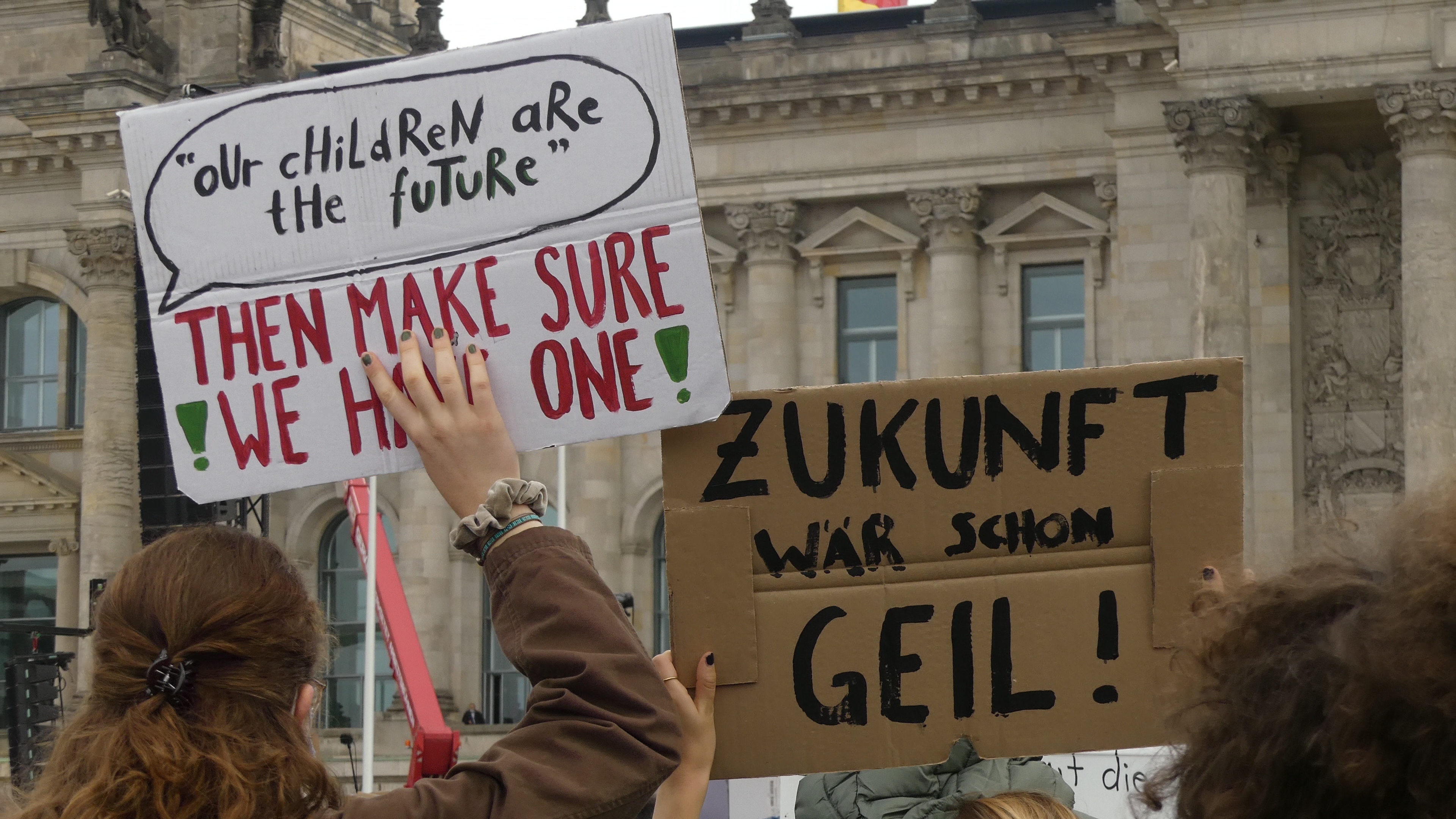 Ein Demonstrationsschild auf dem "Zukunft wär schon geil!" steht