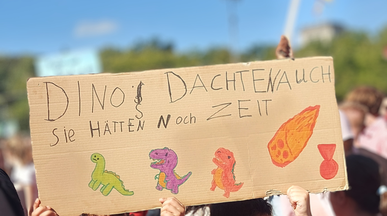 Plakat mit Titel und Dinos