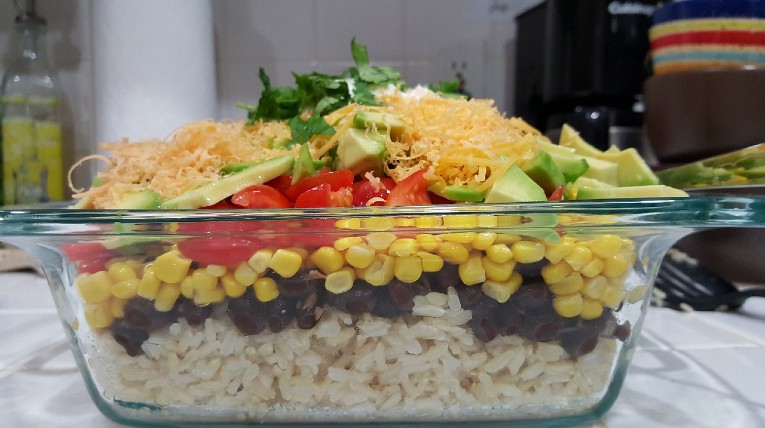 Auflaufform mit Reis, Mais, Bohnen, Avocado, Tomate 
