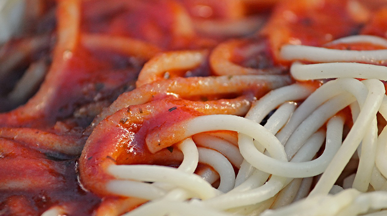 Spaghetti mit roter Tomatensoße, Nahaufnahme