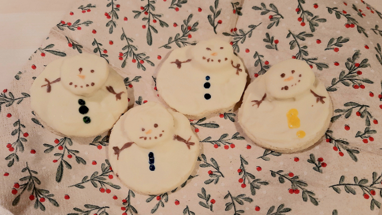 4 Schneemann-Plätzchen auf Weihnachtsserviette