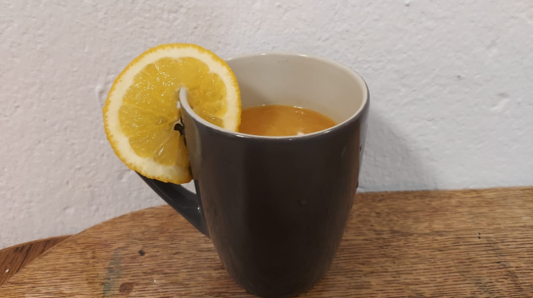 ein oranges Getränk mit einer Orangenscheibe ist zu sehen