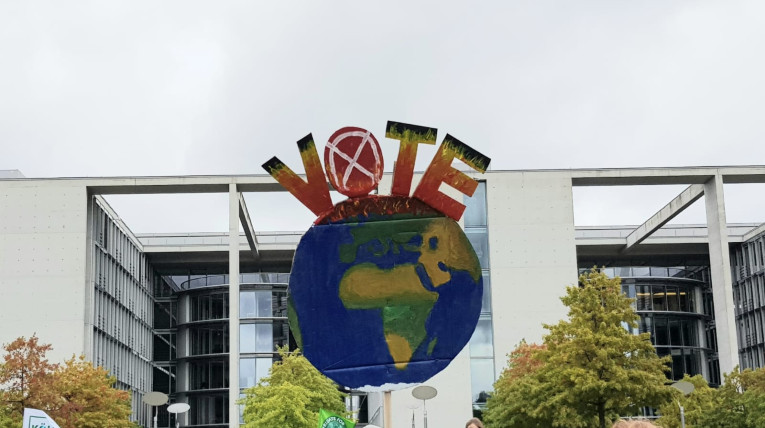 Ein Demoschild mit brennender Erde