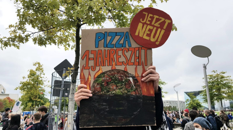 Demoplakat: Pizza 1-Jahreszeit - Jetzt Neu!