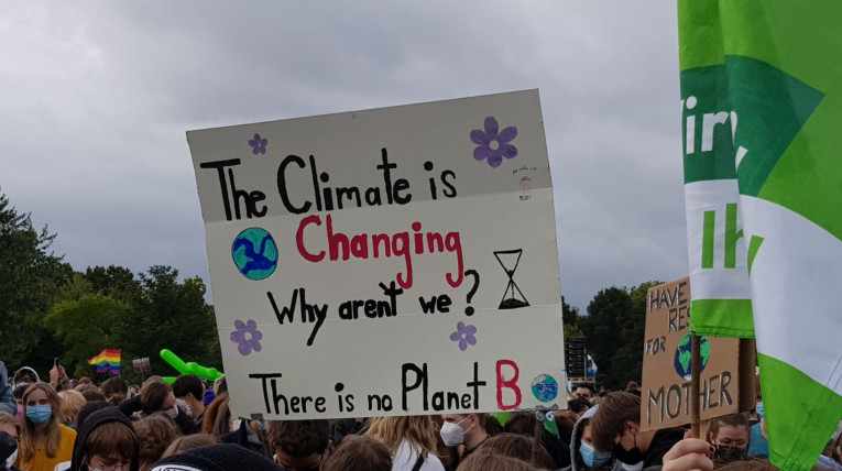Demoplakat: The climate is changing, why aren´t we?