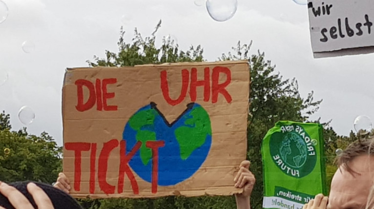 Demoplakat; Die Uhr tickt