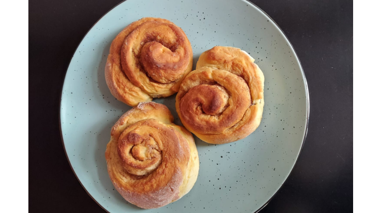 3 Zimtschnecken sind auf einem Teller zu sehen