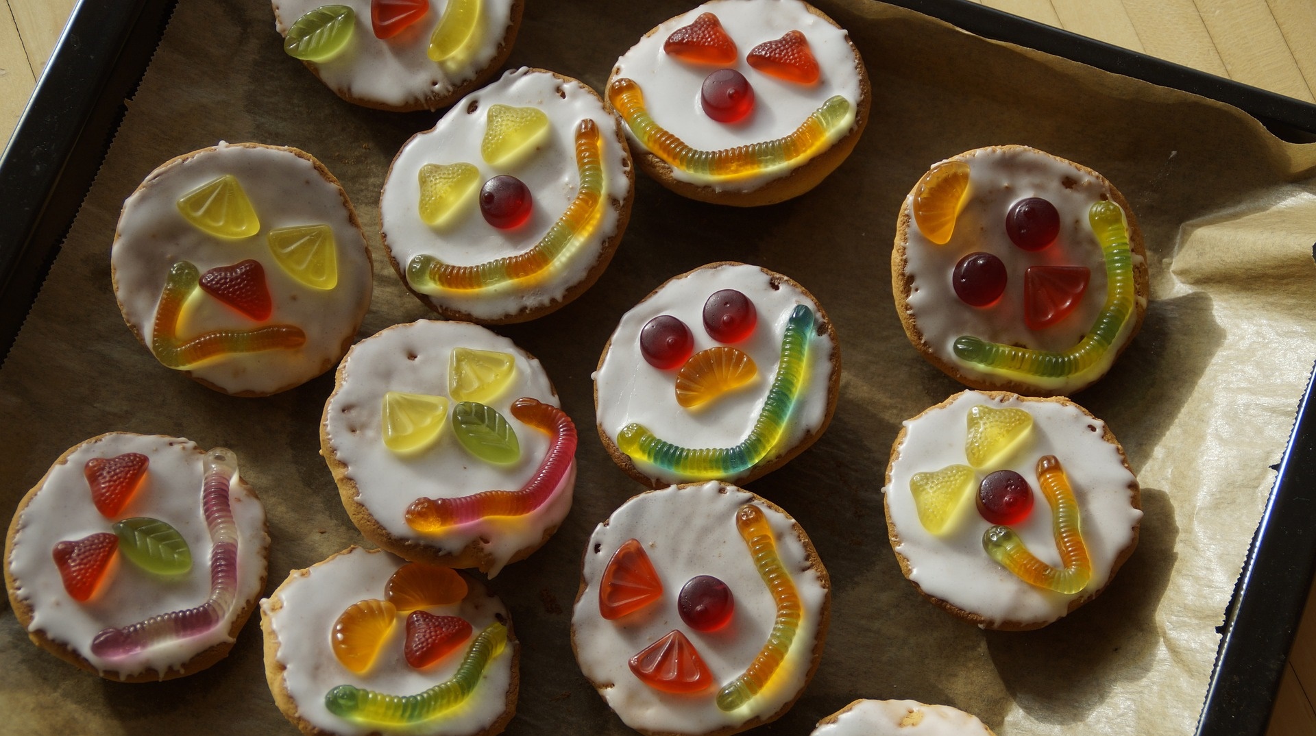 Amerikaner (Gebäck) mit Gummibärchen-Gesichtern 