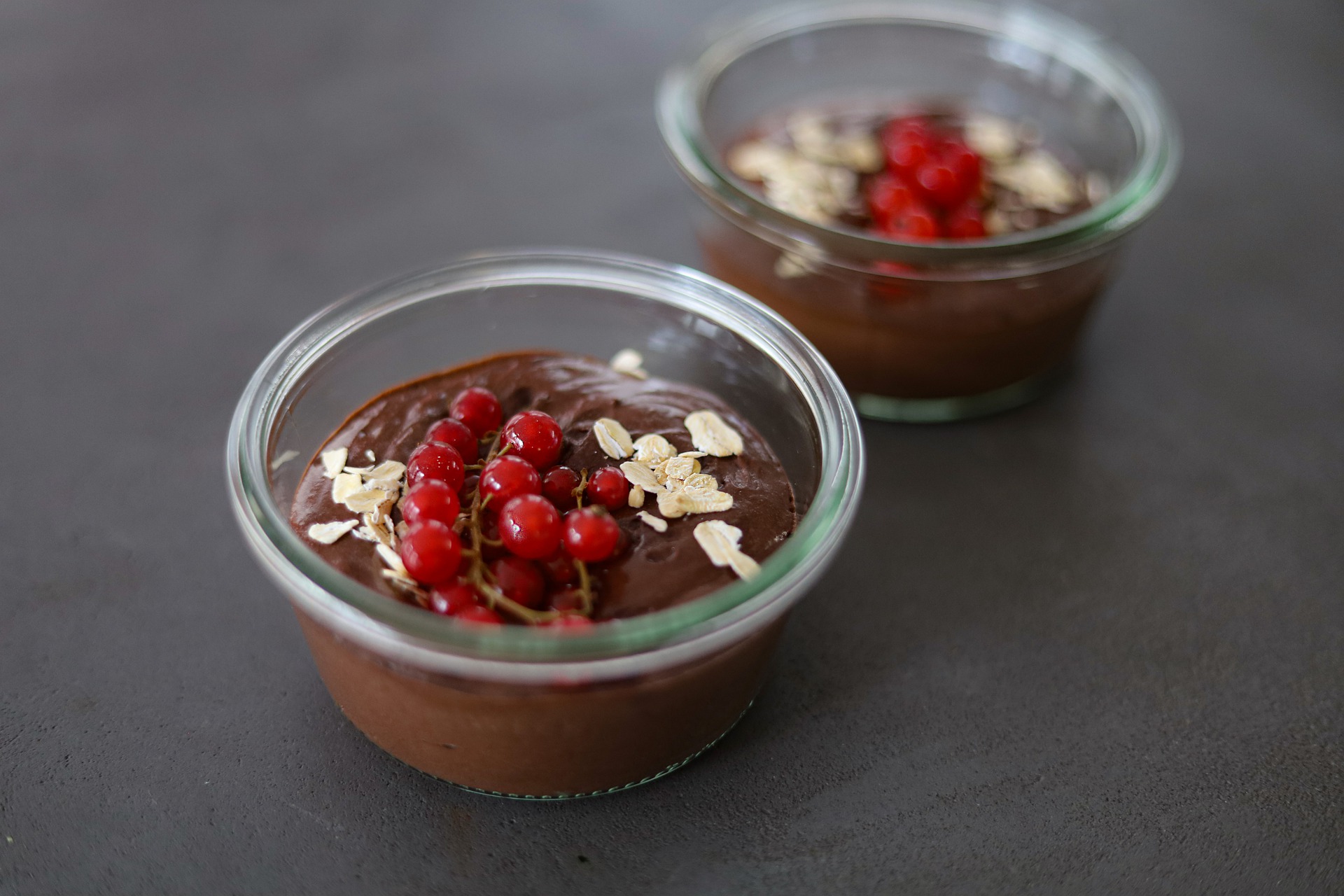 Schokopudding in zwei Gläsern mit Beeren als Topping