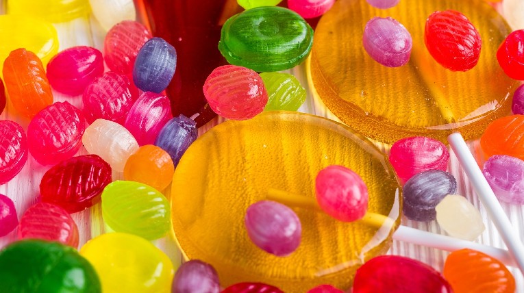 Ein Foto von bunten Lollis und Bonbons