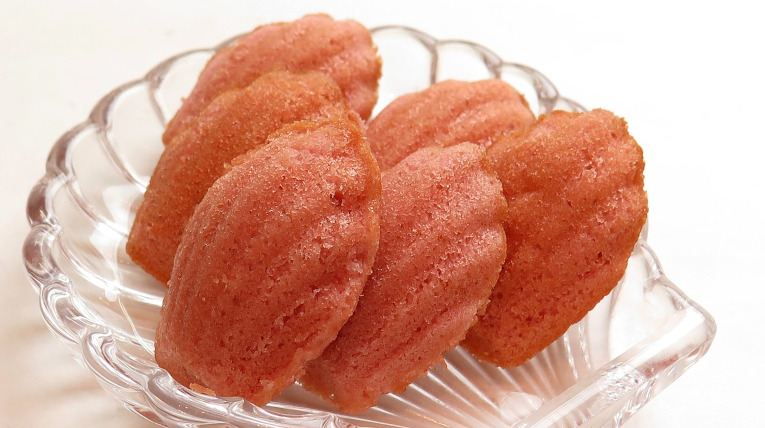 Madeleines in einer Glasschale in Muschelform 