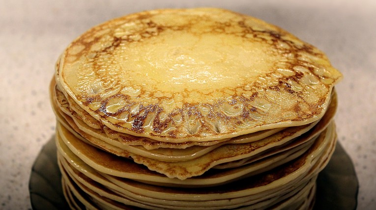 ein Stapel Pancakes auf einem hellen Untergrund