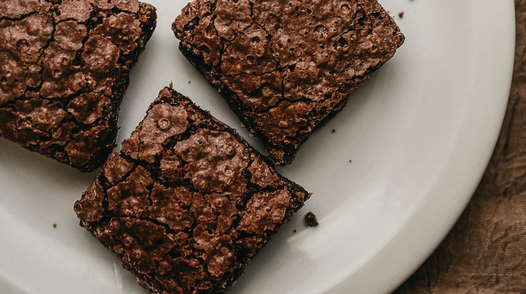 Schokobrownies, viereckig, auf einem weißen Porzellanteller