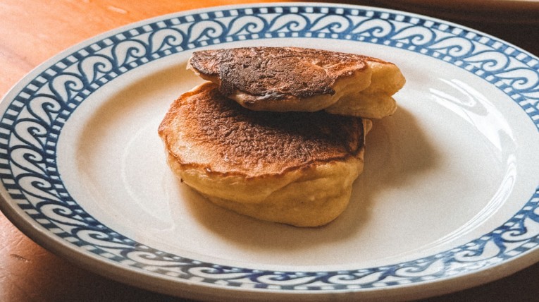 Pancakes auf Teller mit blau gemustertem Rand