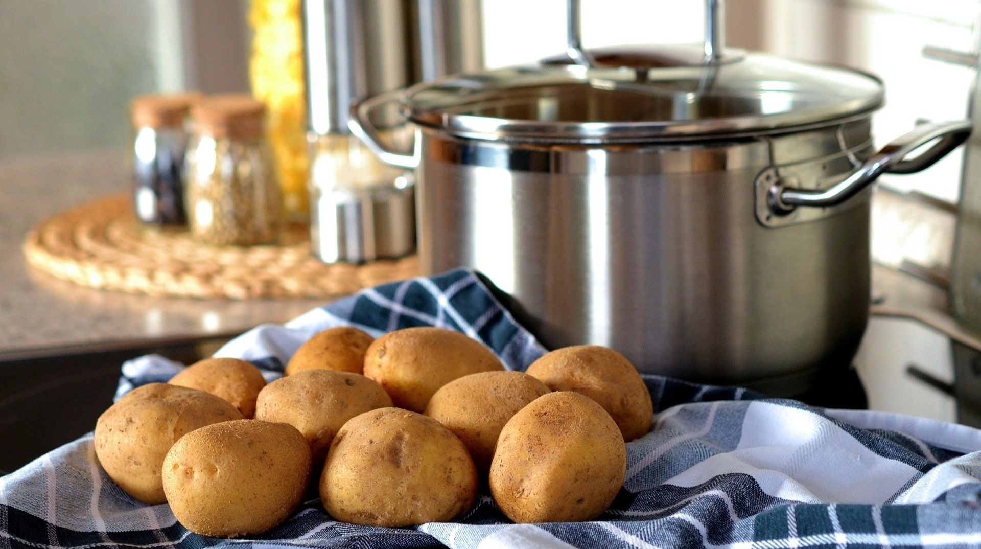 Kartoffeln liegen auf Küchenhandtuch 