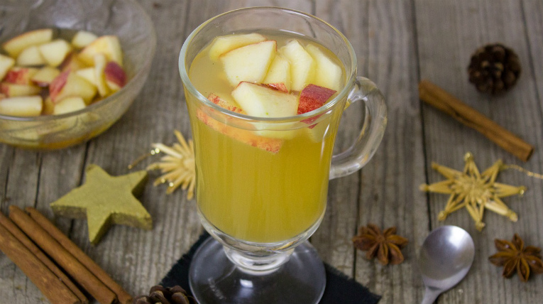 Winterpunsch mit Apfelstückchen