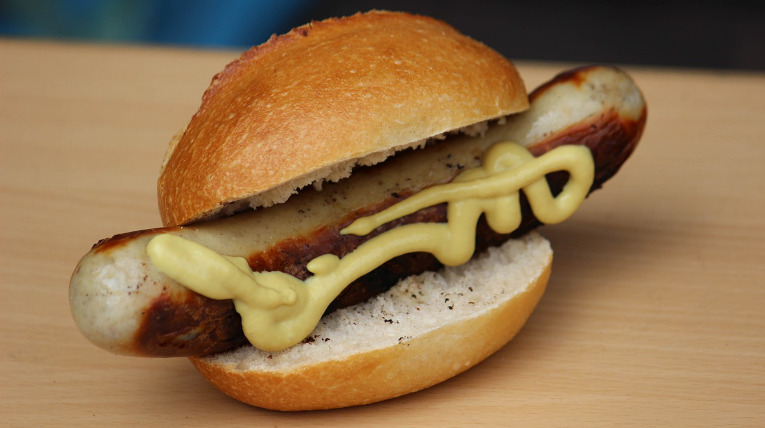 Bratwurst im Brötchen mit Senf