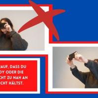 Eine weibliche Person auf zwei Fotos hält ein Handy einmal nah am gesicht und einmal weit weg vom Gesicht. Darunter steht eine Erklärung des Bildes in einem roten Kästchen mit blauen Hintergrund.
