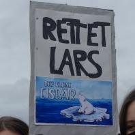 Ein Demonstrationsschild auf dem "Rettet Lars den kleinen Eisbär" steht 