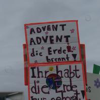 Ein Demonstrationsschild mit der Aufschrift "Advent Advent die Erde brennt!"