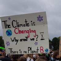 Demoplakat: The climate is changing, why aren´t we?