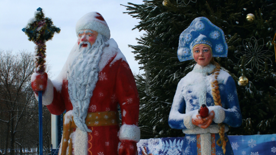Das Bild zeigt Väterchen Frost und Snegurotschka (Schneemädchen)