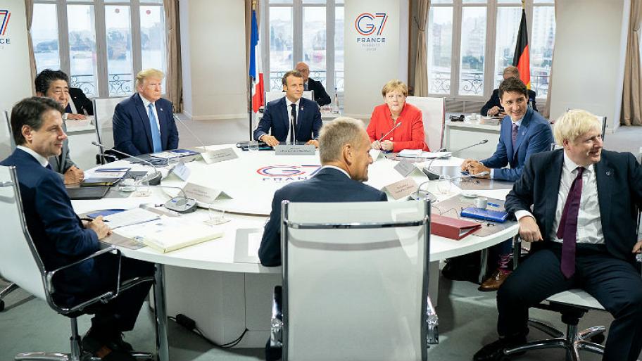 Die Regierungsbeaufragten der G7- Länder sitzen an einem Konferenztisch.