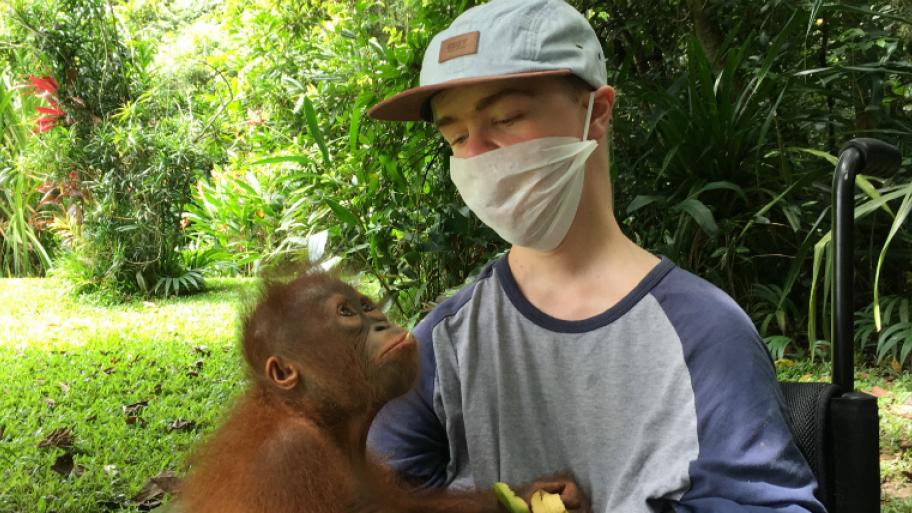 Benni mit einem Orang Utan Baby