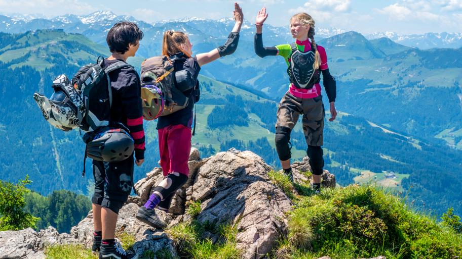 Szenenbild des Films Madison: Kinder geben sich ein High Five 