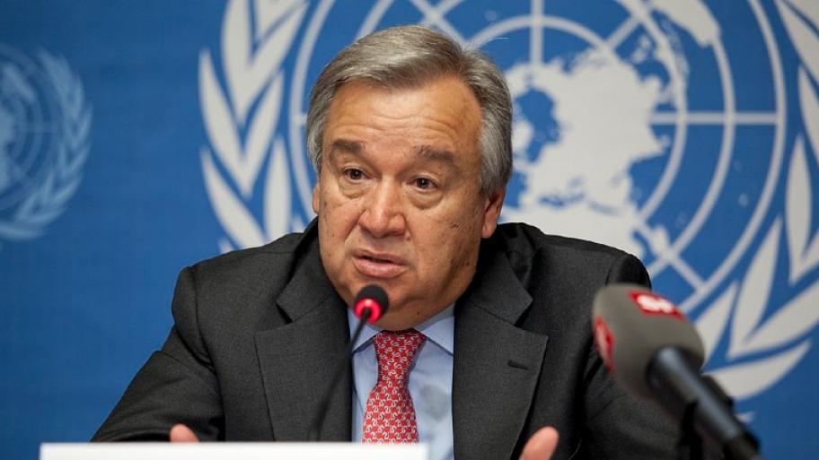 UN-Generalsekretär António Guterres vor einem Mikrofon
