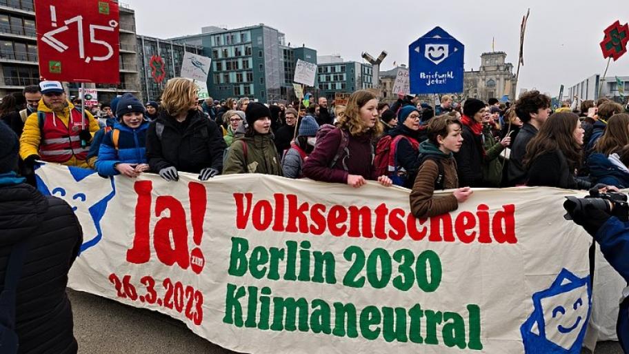 Viele Demonstranten mit einem Plakat zur Volksabstimmung Klimaneutral