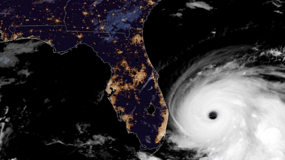 Ein Satellitenbild bei Nacht von Florida und dem Hurrikan. 